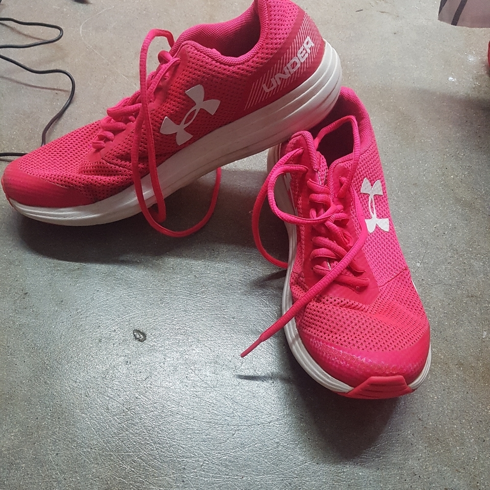 Size 7 under armor running shoes